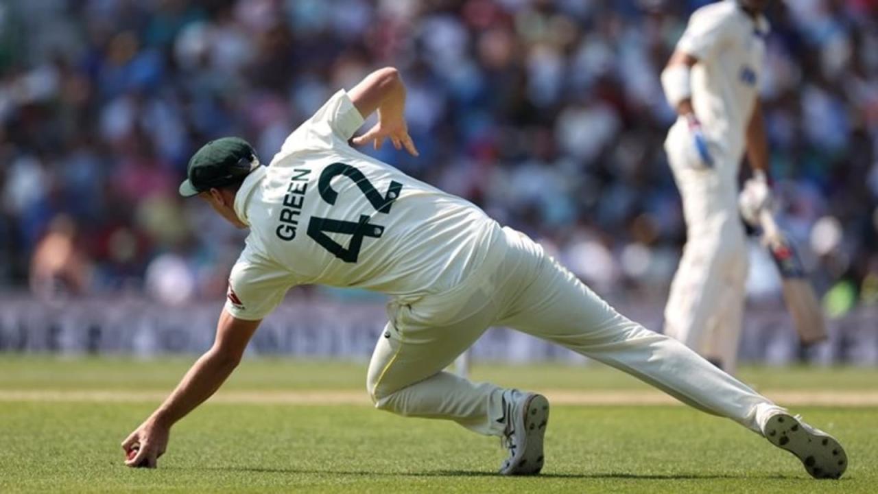 Strikers fume after on-field umpire helps Hobart Hurricanes avoid a