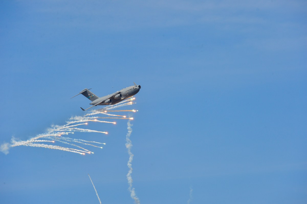 Hercules flare c130 lockheed fighter